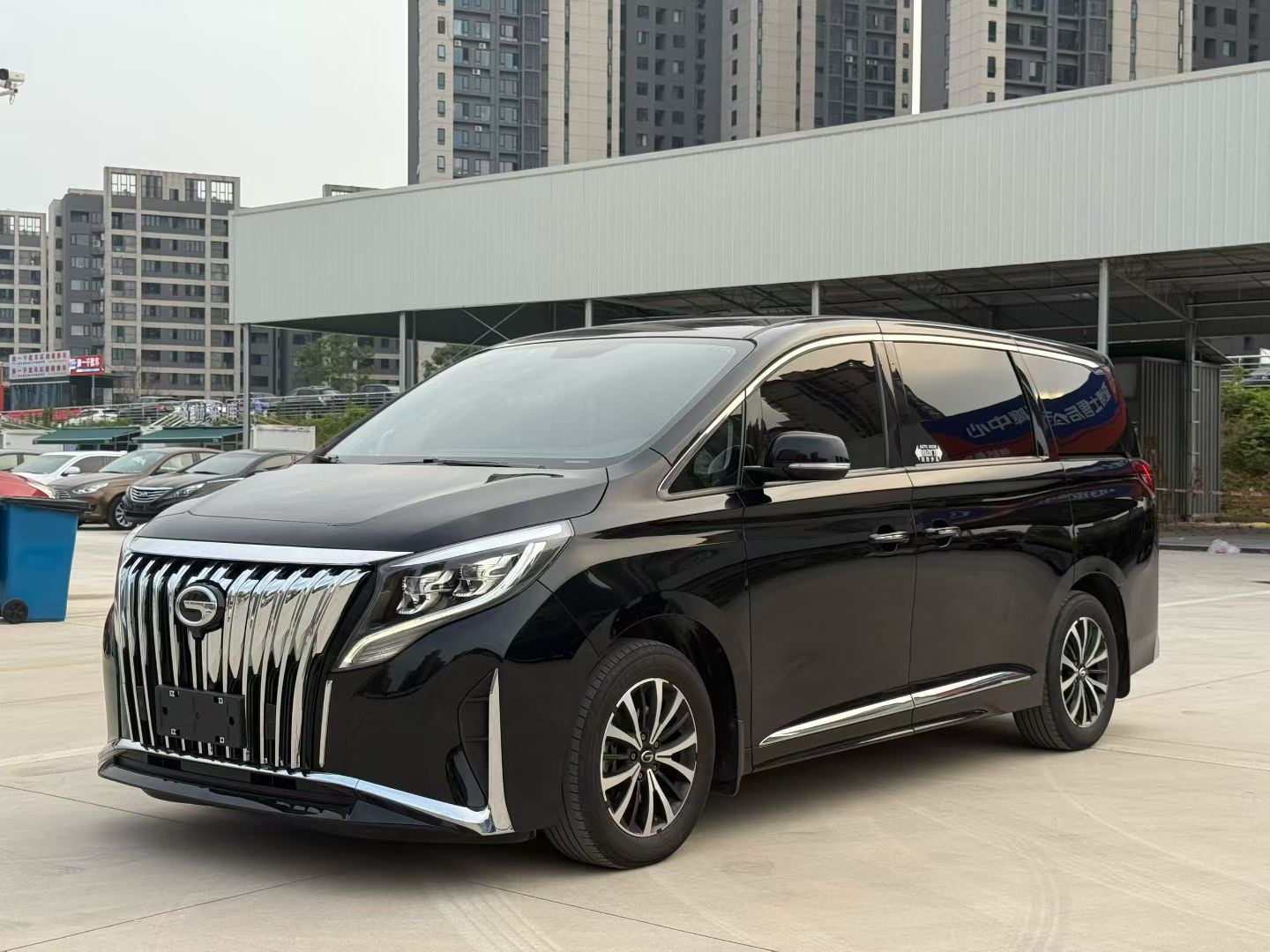 Used pickup trucks and MPVs for export